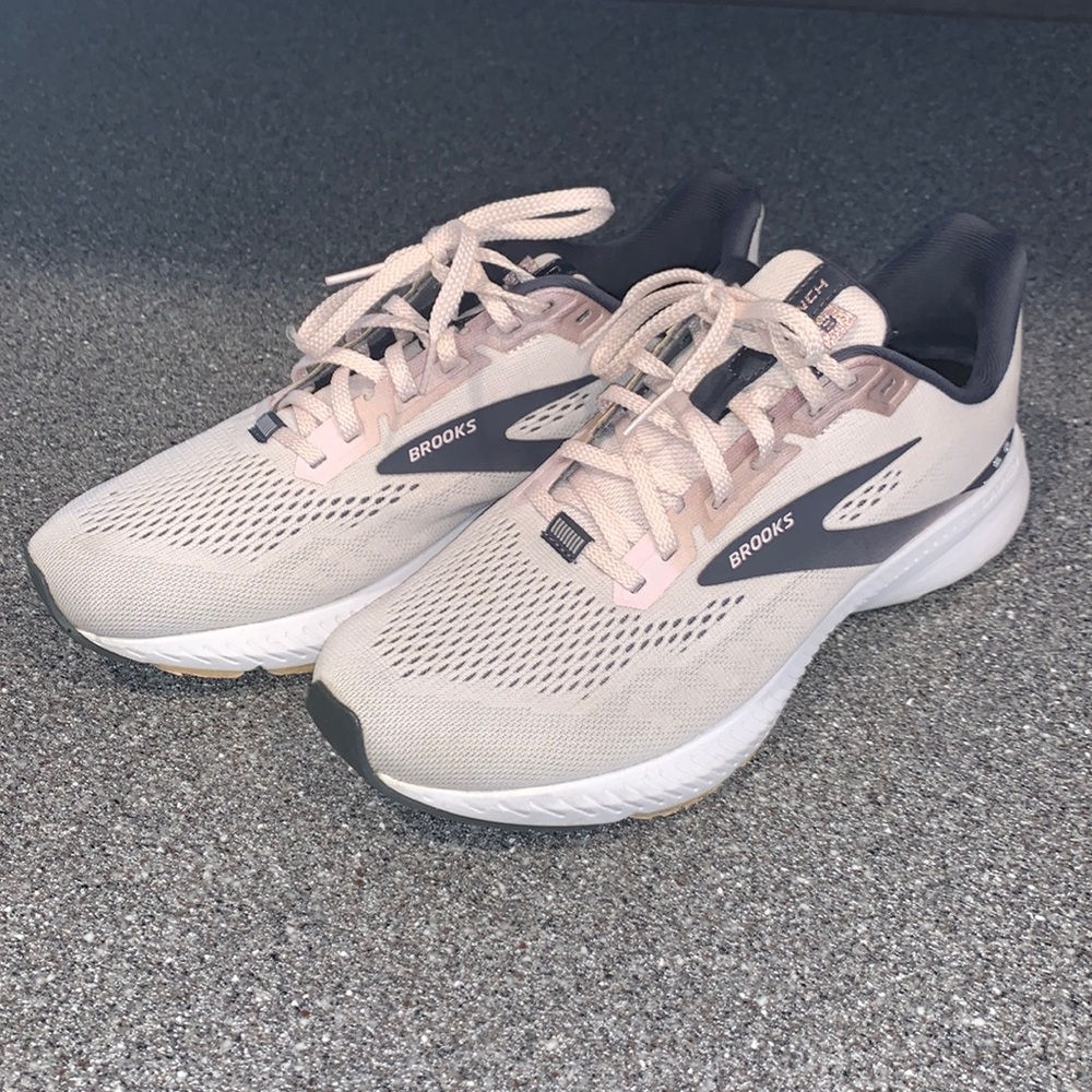 Brooks launch 8 women’s shoes Size 9.5 (Pink)